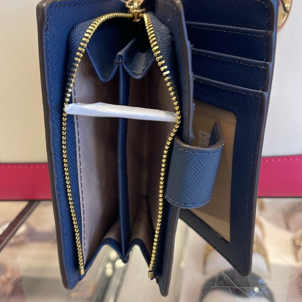 MICHAEL KORS
Medium Jet Set Travel Crossgrain Leather Bifold Zip Wallet
Navy
NWT - Picture 10 of 16